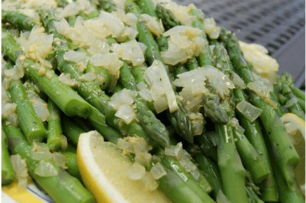 Asparagus with lemon and chopped onions