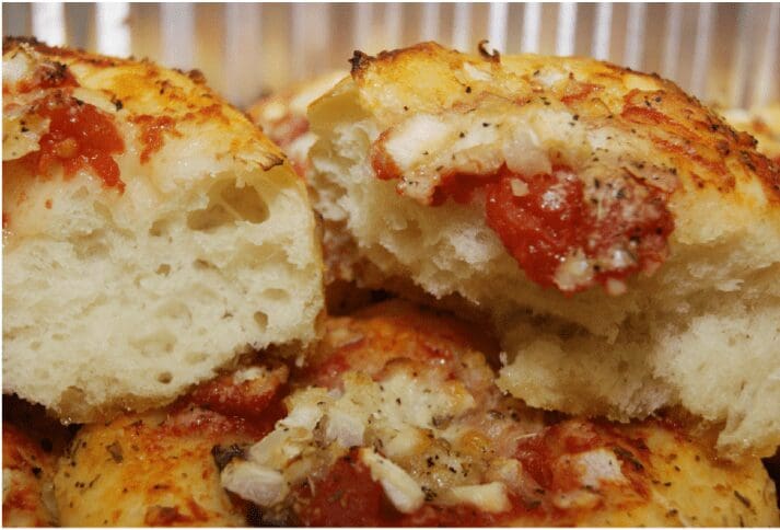 Airy cheesy tomato pizza bites